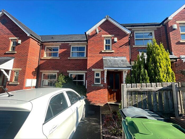 2 Bedroom Detached House To Rent In Oak Park Close, Leeds, West Yorkshire, LS16