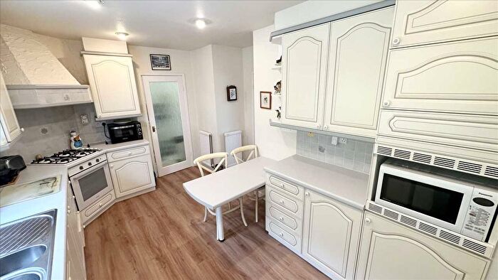 3 Bedroom Bungalow For Sale In Parkland Close, Clifton Village, Nottingham, NG11