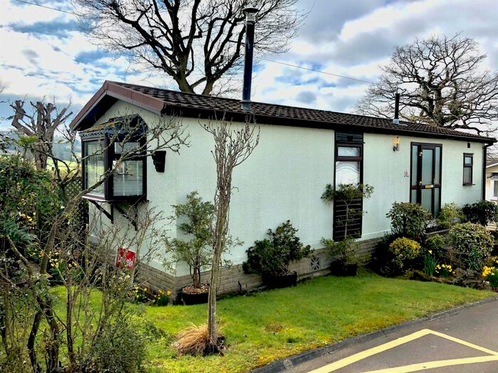 2 Bedroom Mobile/park Home For Sale In Hedge Barton, Fordcombe, Tunbridge Wells, TN3