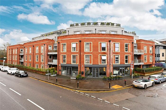 2 Bedroom Flat For Sale In Queens Road, Weybridge, Surrey, KT13