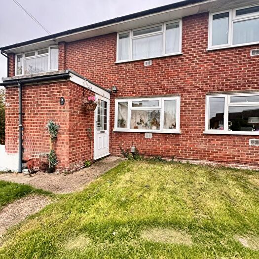 2 Bedroom Maisonette For Sale In Manse Close, Harlington, Hayes, UB3