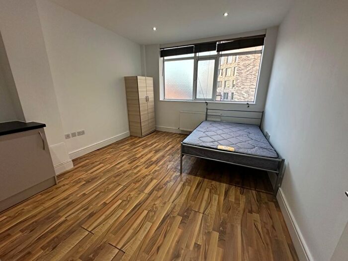 Studio To Rent In B Saint James's Road, London, SE1