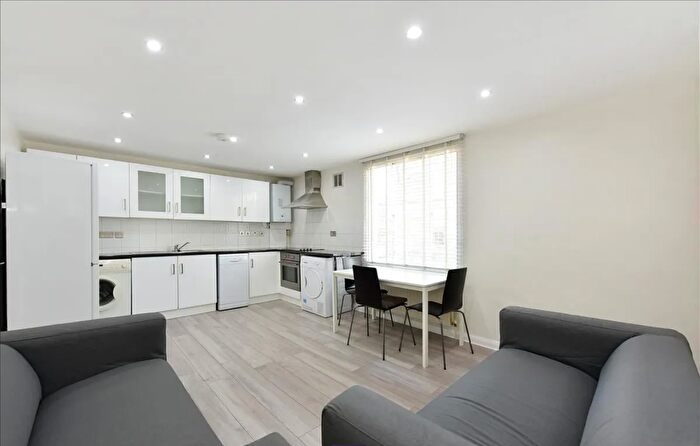 3 Bedroom Flat To Rent In Topaz Apartments, Hounslow, TW3