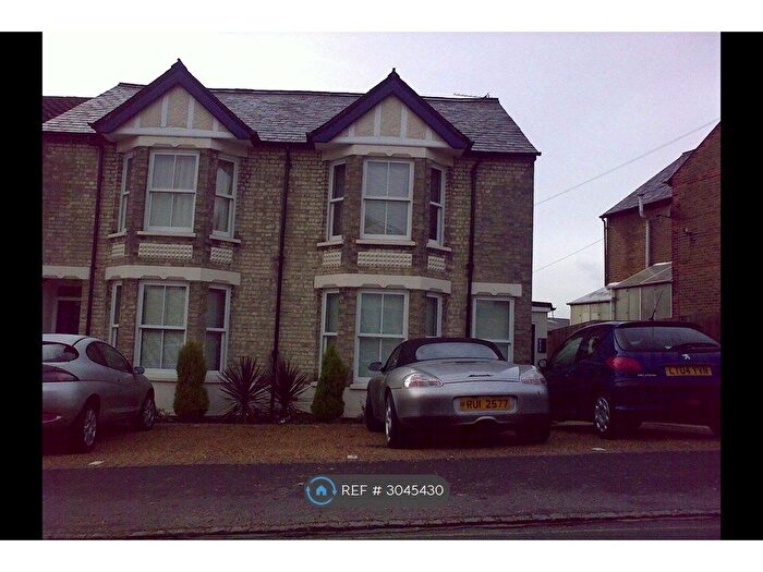 2 Bedroom Flat To Rent In Totteridge Avenue, High Wycombe, HP13