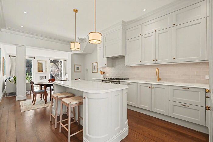 2 Bedroom Maisonette For Sale In Offord Road, Barnsbury, London, N1