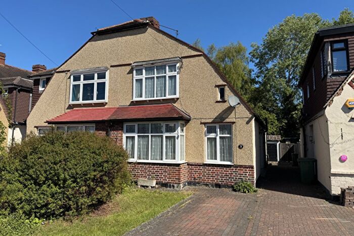 3 Bedroom Semi Detached House For Sale In Wandleside, Wallington, SM6