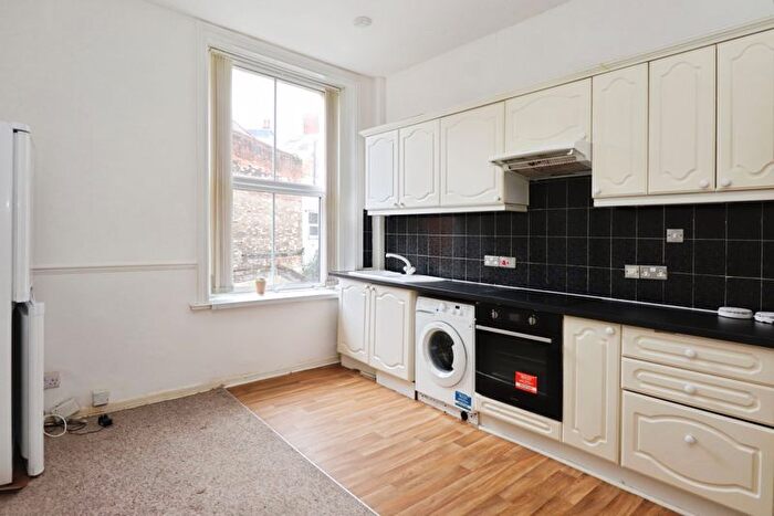 2 Bedroom Flat To Rent In Poole Hill, Bournemouth, BH2