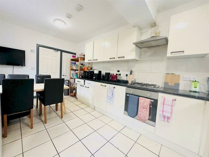 6 Bedroom House To Rent In Teversal Avenue, Nottingham, NG7