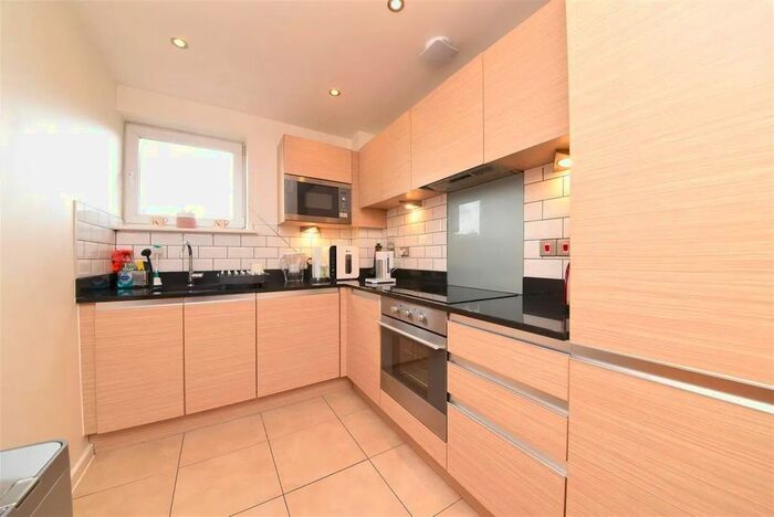 2 Bedroom Flat To Rent In Dinsmore Road, London, SW12