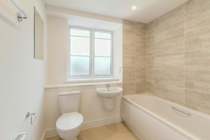 2 Bedroom Flat To Rent In Lion Court, Southbridge, Northampton, Northamptonshire NN4