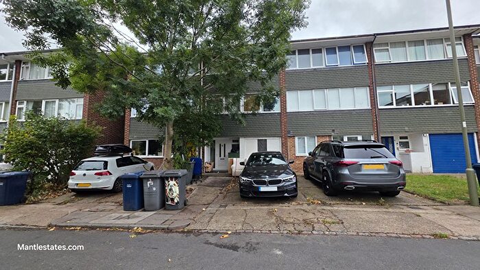 3 Bedroom Town House For Sale In Doggetts Close, East Barnet, EN4