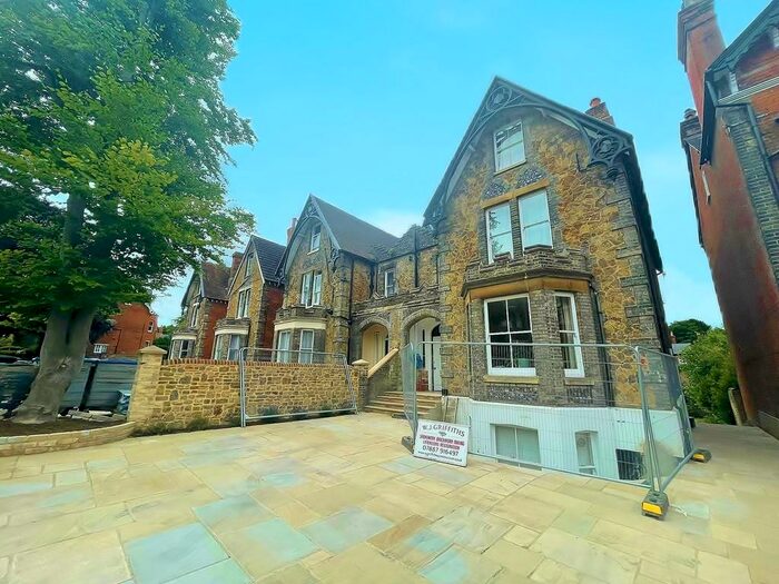 1 Bedroom Apartment To Rent In Waterden Road, GU1