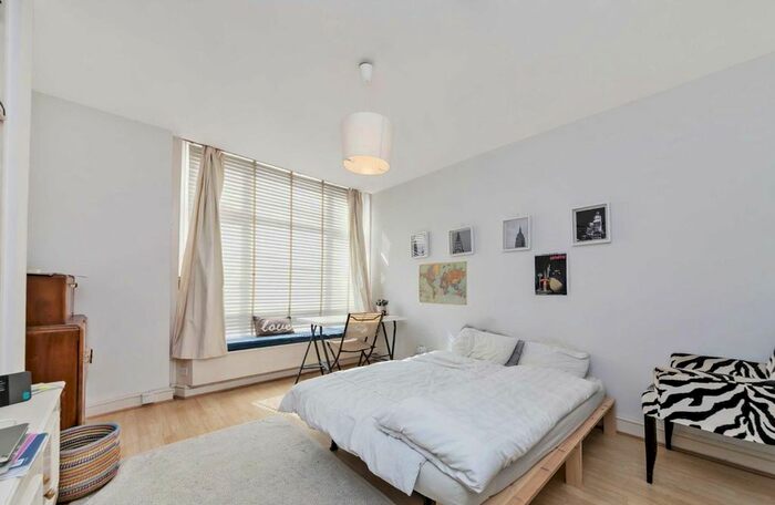 Studio To Rent In Warwick Road, London, W14