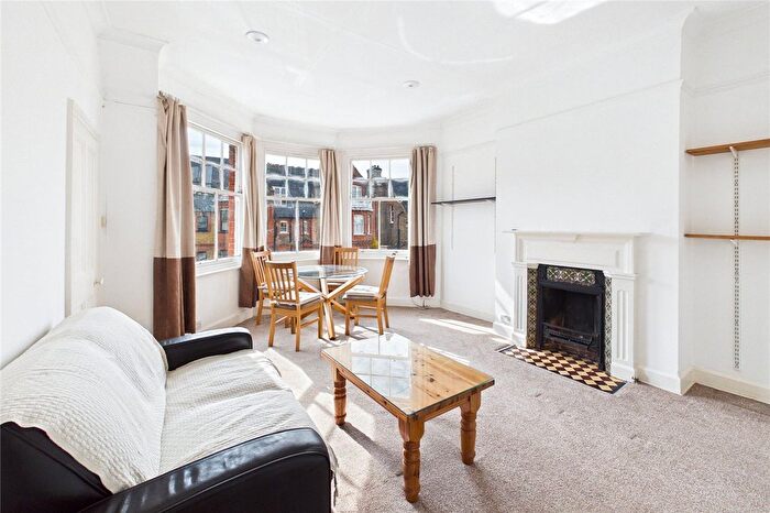 2 Bedroom Flat For Sale In Kirkstall Road, London, SW2