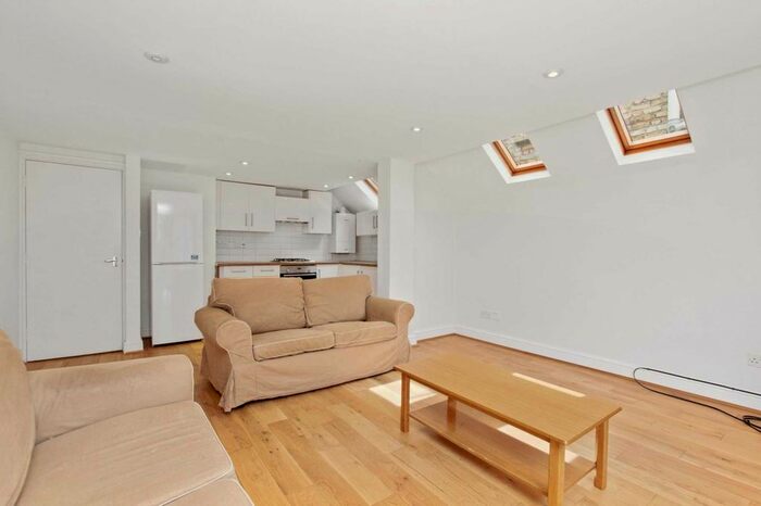 2 Bedroom Flat To Rent In Stephendale Road, Fulham, London, SW6
