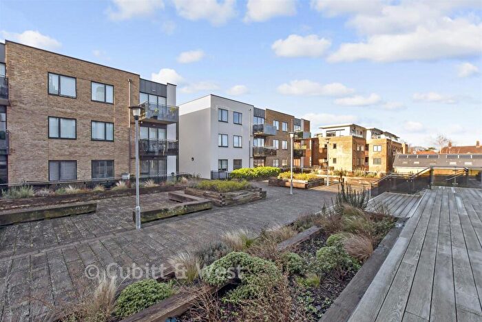 2 Bedroom Apartment For Sale In Russells Crescent, Horley, Surrey, RH6
