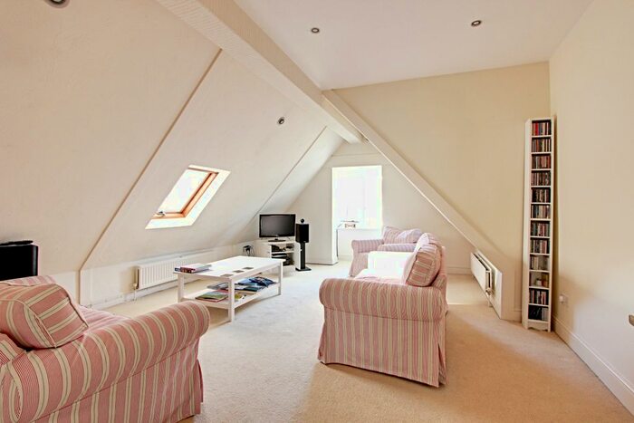 2 Bedroom Flat To Rent In Crescent East, Hadley Wood, EN4