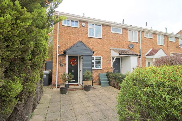 2 Bedroom End Of Terrace House For Sale In Cowdray Close, Stopsley, Luton, Bedfordshire, LU2