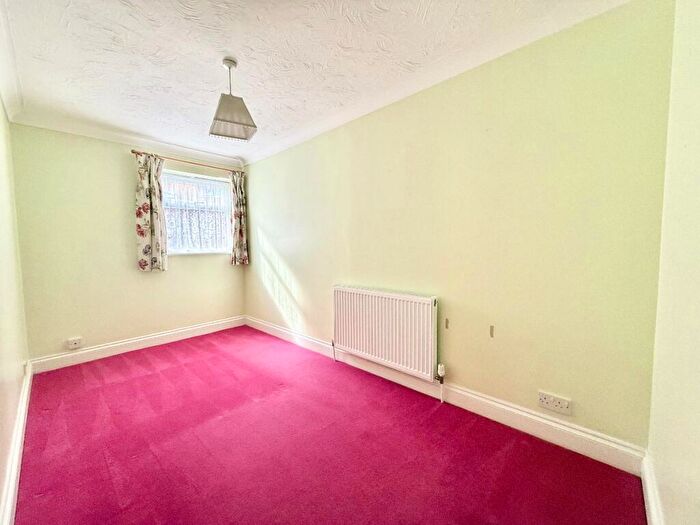 2 Bedroom Bungalow For Sale In Ashleigh Close, Canvey Island, SS8