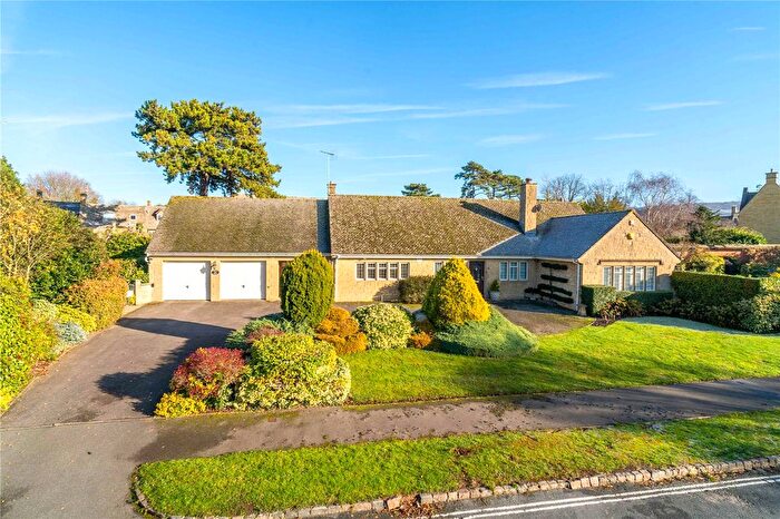 3 Bedroom Bungalow For Sale In Lifford Gardens, Broadway, Worcestershire, WR12