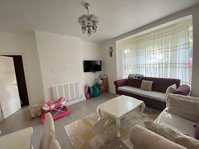 2 Bedroom Flat To Rent In Amhurst Road, London, E8