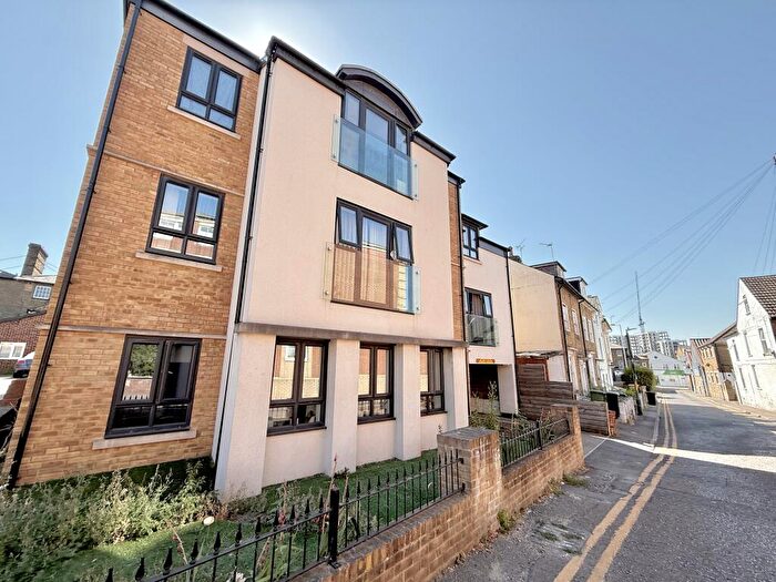 2 Bedroom Apartment To Rent In Queen Anne Road, ME14