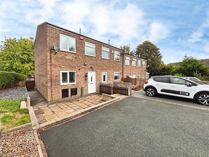 2 Bedroom End Of Terrace House For Sale In Hunters Park Avenue, Clayton, Bradford, BD14