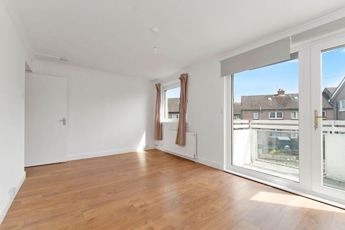 2 Bedroom Flat To Rent In Kingsknowe Road North, Kingsknowe, Edinburgh, EH14