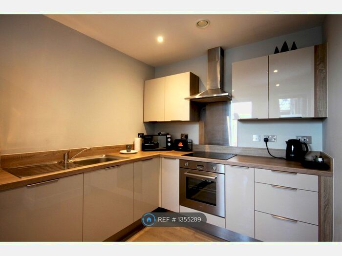 1 Bedroom Flat To Rent In Park House, New Malden, KT3