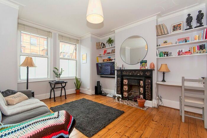 2 Bedroom Flat To Rent In Queenstown Road, London, SW8