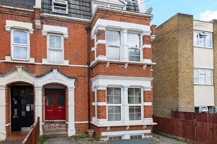 3 Bedroom Flat For Sale In Teesdale Road, Leytonstone, London, E11