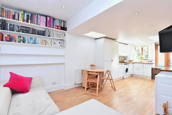 3 Bedroom Terraced House To Rent In Sandycombe Road, Richmond, TW9