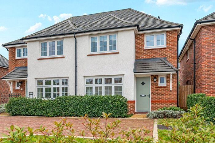 3 Bedroom Semi Detached House For Sale In Pilot Close, Alton, Hampshire, GU34