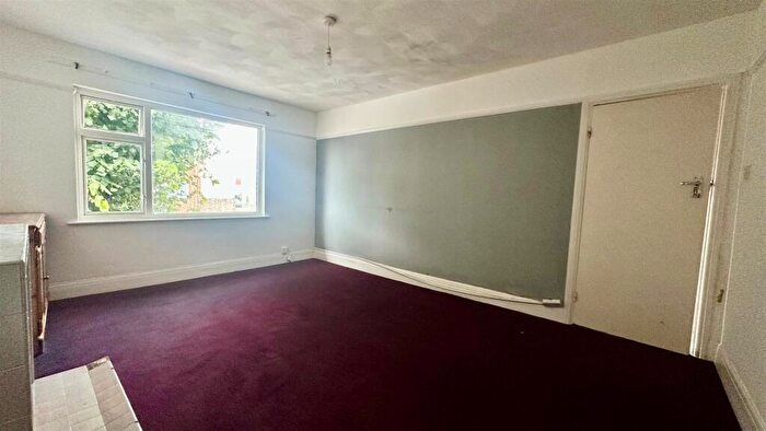 2 Bedroom Flat For Sale In Crabtree Lane, Lancing, BN15