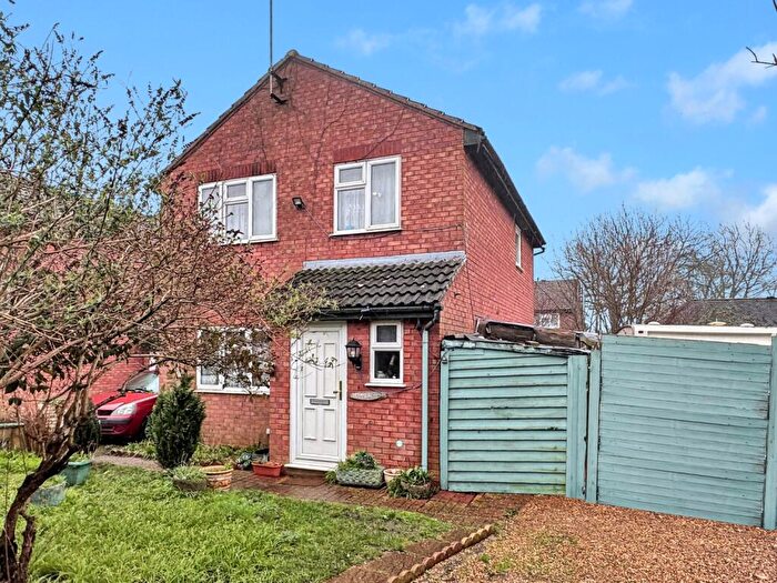 3 Bedroom Link Detached House For Sale In Varna Road, Bordon, Hampshire, GU35