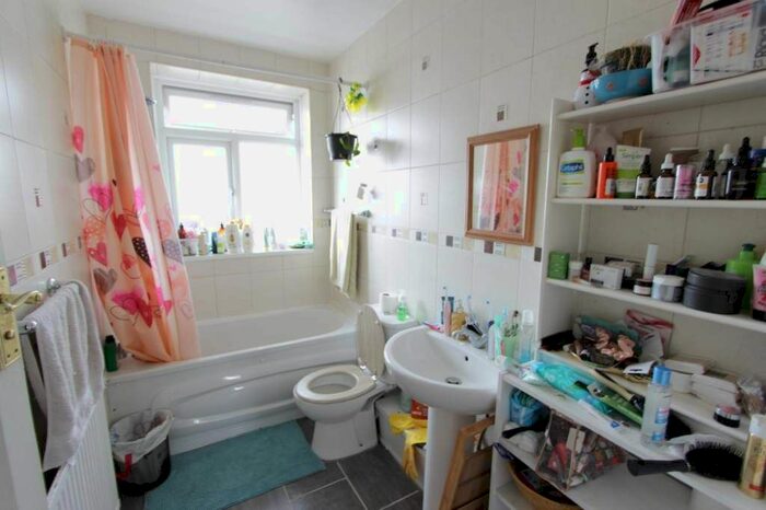 2 Bedroom Flat To Rent In High Road, London, N12