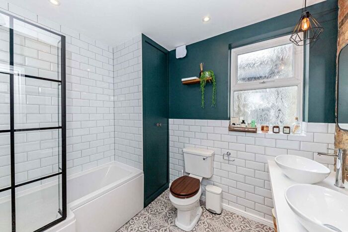 2 Bedroom Flat For Sale In Garratt Lane, London, SW18