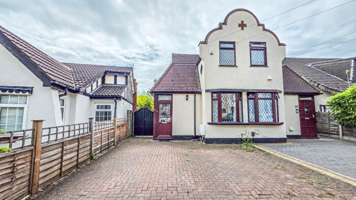 3 Bedroom Semi-Detached House For Sale In Squirrels Heath Lane, Hornchurch, RM11