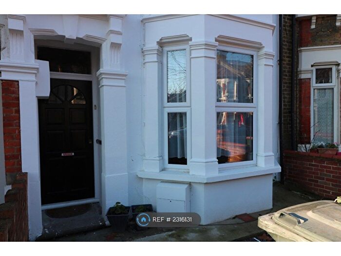 2 Bedroom Flat To Rent In Lucas Avenue, London, E13