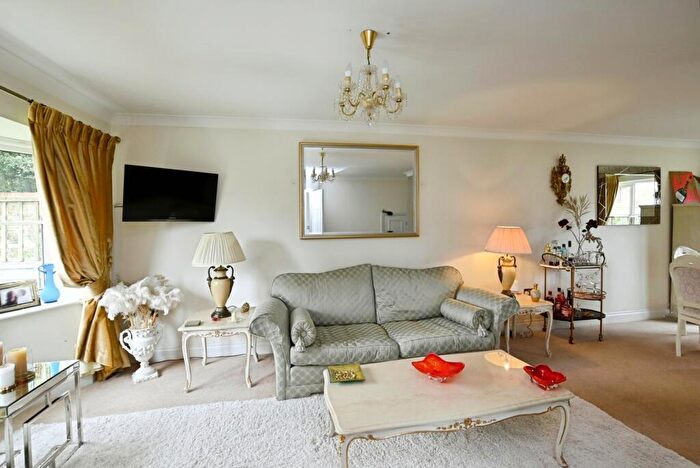 3 Bedroom Semi-Detached House For Sale In Netherwood Close, Midhurst, West Sussex, GU29