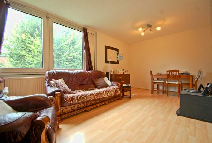 3 Bedroom Flat To Rent In Evenwood Close, Carlton Drive, Putney, SW15