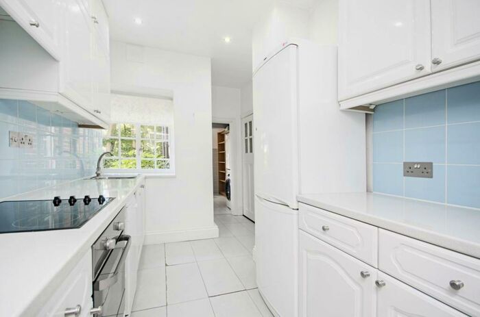 3 Bedroom Flat To Rent In Finchley Road, Hampstead Garden Suburb, London, NW11