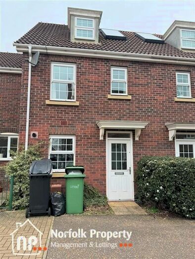 3 Bedroom Town House To Rent In Bullfinch Drive, Harleston, IP20