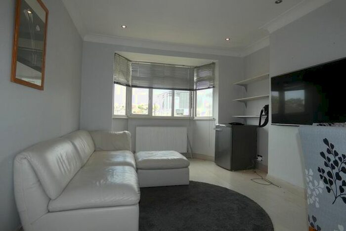 2 Bedroom Flat To Rent In Thurlow Park Road, London, SE21