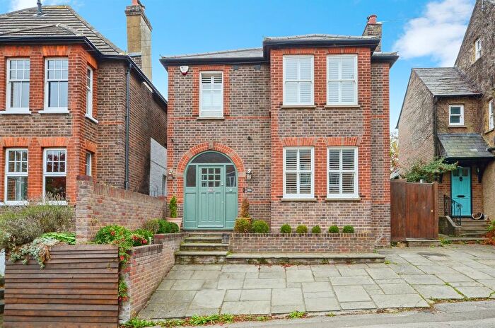 3 Bedroom Detached House For Sale In Cravells Road, Harpenden, AL5