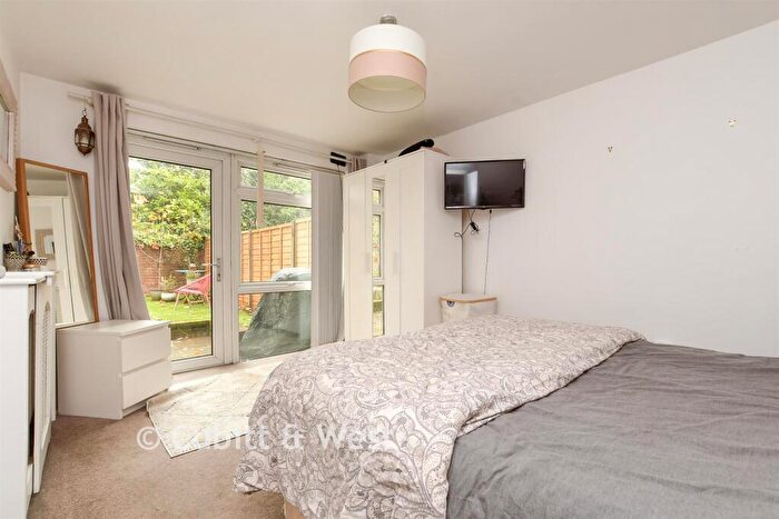 2 Bedroom Ground Maisonette For Sale In Harrison Close, Reigate, Surrey, RH2