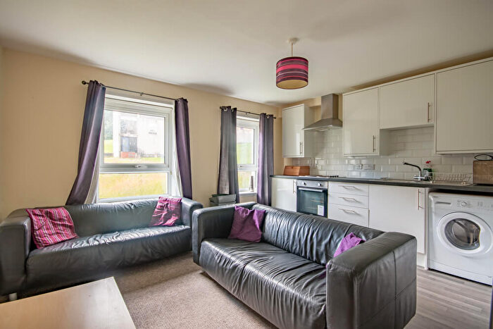 3 Bedroom Flat To Rent In L – Dumbiedykes Road, Edinburgh, EH8