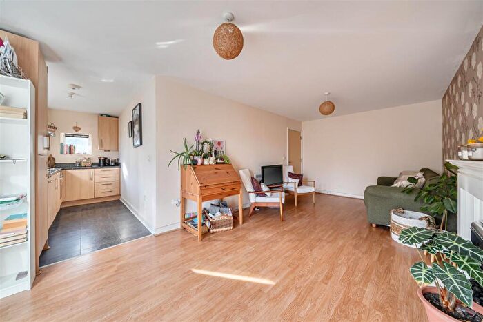 1 Bedroom Apartment For Sale In Arnold Road, Mangotsfield, Bristol, BS16