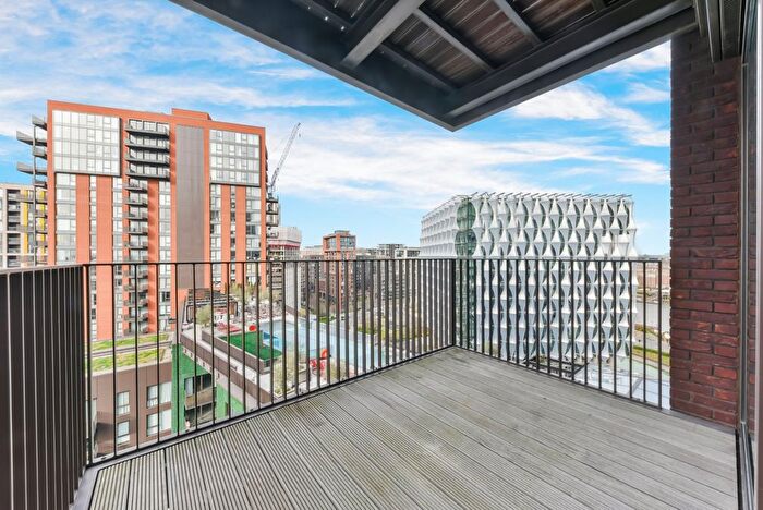 1 Bedroom Flat For Sale In Legacy Building, Viaduct Gardens, SW11
