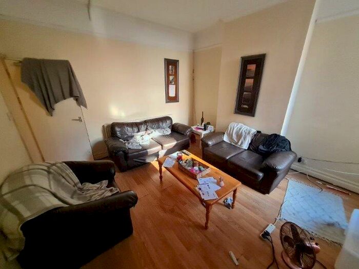 5 Bedroom House Of Multiple Occupation To Rent In Landcross Road, Manchester, Greater Manchester, M14